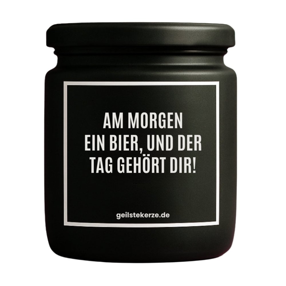 Duftkerze mit Spruch von geilstekerze ist der neue Geschenketrend. Diese witzige Kerze Vegane Bio-Kerze mit Spruch – AM MORGEN EIN BIER, UND DER TAG GEHÖRT DIR! brennt mega lange sagenhafte 80 Stunde, hochwertige ätherische Öle schaffen beste Duftverteilung. Mit 1400 lustigen Sprüchen perfekt zum Verschenken. Handgemacht in Deutschland von geilstekerze.de -Die beste Duftkerze die du kaufen kannst.