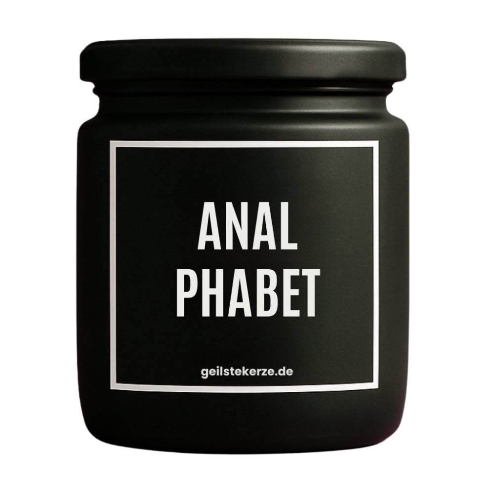 Duftkerze mit Spruch von geilstekerze ist der neue Geschenketrend. Diese witzige Kerze Vegane Bio-Kerze mit Spruch – ANAL PHABET brennt mega lange sagenhafte 80 Stunde, hochwertige ätherische Öle schaffen beste Duftverteilung. Mit 1400 lustigen Sprüchen perfekt zum Verschenken. Handgemacht in Deutschland von geilstekerze.de -Die beste Duftkerze die du kaufen kannst.
