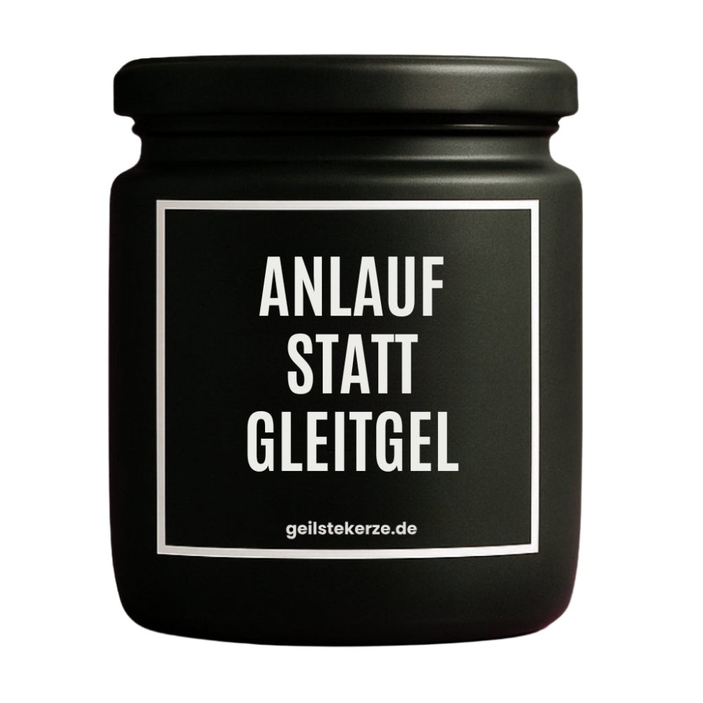Duftkerze mit Spruch von geilstekerze ist der neue Geschenketrend. Diese witzige Kerze Vegane Bio-Kerze mit Spruch – ANLAUF STATT GLEITGEL brennt mega lange sagenhafte 80 Stunde, hochwertige ätherische Öle schaffen beste Duftverteilung. Mit 1400 lustigen Sprüchen perfekt zum Verschenken. Handgemacht in Deutschland von geilstekerze.de -Die beste Duftkerze die du kaufen kannst.