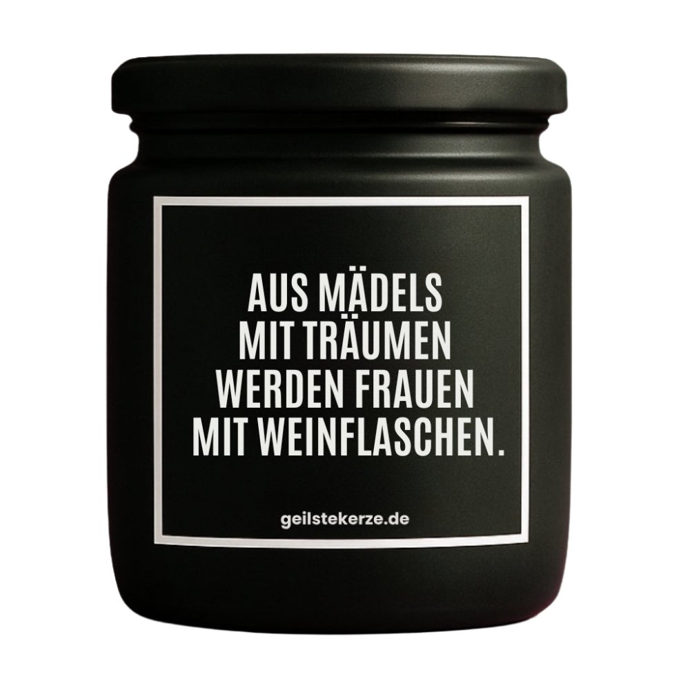 Duftkerze mit Spruch von geilstekerze ist der neue Geschenketrend. Diese witzige Kerze Vegane Bio-Kerze mit Spruch – AUS MÄDELS MIT TRÄUMEN, WERDEN FRAUEN MIT WEINFLASCHEN. brennt mega lange sagenhafte 80 Stunde, hochwertige ätherische Öle schaffen beste Duftverteilung. Mit 1400 lustigen Sprüchen perfekt zum Verschenken. Handgemacht in Deutschland von geilstekerze.de -Die beste Duftkerze die du kaufen kannst.