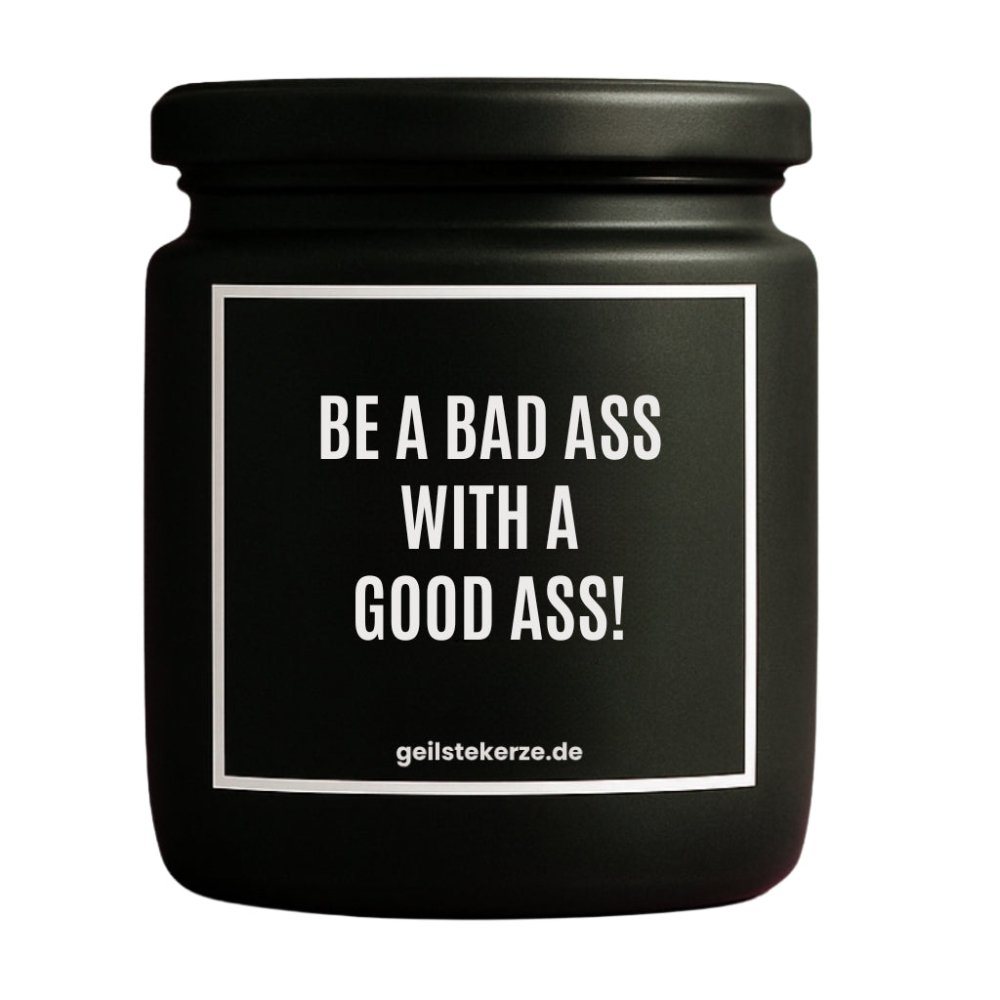 Duftkerze mit Spruch von geilstekerze ist der neue Geschenketrend. Diese witzige Kerze Vegane Bio-Kerze mit Spruch – BE A BAD ASS WITH A GOOD ASS! brennt mega lange sagenhafte 80 Stunde, hochwertige ätherische Öle schaffen beste Duftverteilung. Mit 1400 lustigen Sprüchen perfekt zum Verschenken. Handgemacht in Deutschland von geilstekerze.de -Die beste Duftkerze die du kaufen kannst.