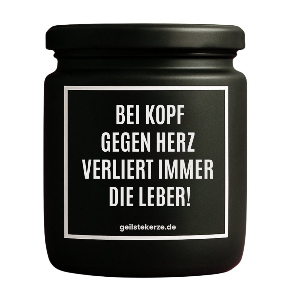 Duftkerze mit Spruch von geilstekerze ist der neue Geschenketrend. Diese witzige Kerze Vegane Bio-Kerze mit Spruch – BEI KOPF GEGEN HERZ VERLIERT IMMER DIE LEBER! brennt mega lange sagenhafte 80 Stunde, hochwertige ätherische Öle schaffen beste Duftverteilung. Mit 1400 lustigen Sprüchen perfekt zum Verschenken. Handgemacht in Deutschland von geilstekerze.de -Die beste Duftkerze die du kaufen kannst.