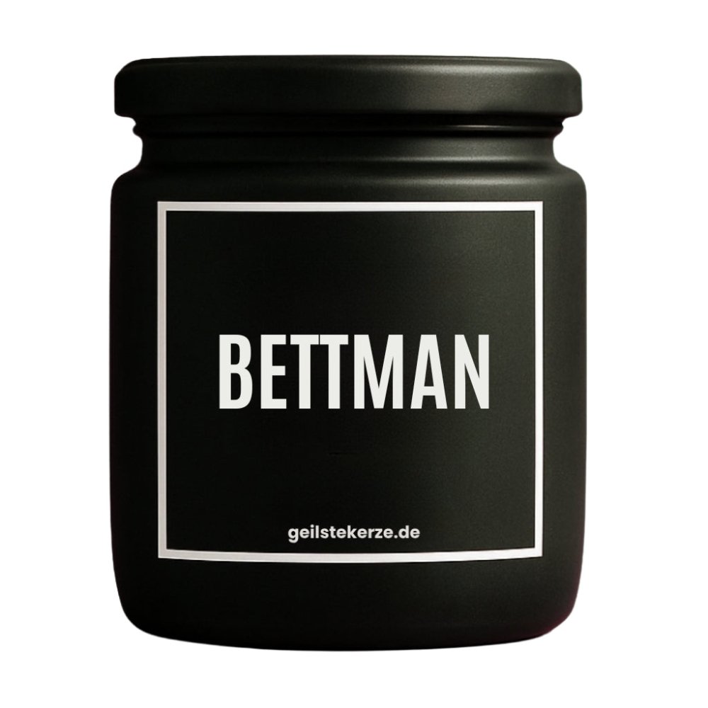 Duftkerze mit Spruch von geilstekerze ist der neue Geschenketrend. Diese witzige Kerze Vegane Bio-Kerze mit Spruch – BETTMAN brennt mega lange sagenhafte 80 Stunde, hochwertige ätherische Öle schaffen beste Duftverteilung. Mit 1400 lustigen Sprüchen perfekt zum Verschenken. Handgemacht in Deutschland von geilstekerze.de -Die beste Duftkerze die du kaufen kannst.