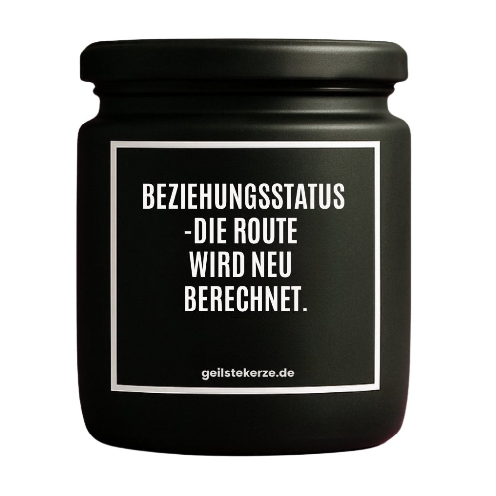 Duftkerze mit Spruch von geilstekerze ist der neue Geschenketrend. Diese witzige Kerze Vegane Bio-Kerze mit Spruch – BEZIEHUNGSSTATUS -DIE ROUTE WIRD NEU BERECHNET. brennt mega lange sagenhafte 80 Stunde, hochwertige ätherische Öle schaffen beste Duftverteilung. Mit 1400 lustigen Sprüchen perfekt zum Verschenken. Handgemacht in Deutschland von geilstekerze.de -Die beste Duftkerze die du kaufen kannst.