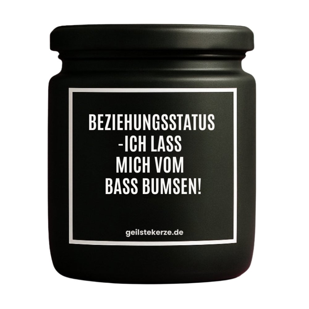 Duftkerze mit Spruch von geilstekerze ist der neue Geschenketrend. Diese witzige Kerze Vegane Bio-Kerze mit Spruch – BEZIEHUNGSSTATUS -ICH LASS MICH VOM BASS BUMSEN! brennt mega lange sagenhafte 80 Stunde, hochwertige ätherische Öle schaffen beste Duftverteilung. Mit 1400 lustigen Sprüchen perfekt zum Verschenken. Handgemacht in Deutschland von geilstekerze.de -Die beste Duftkerze die du kaufen kannst.