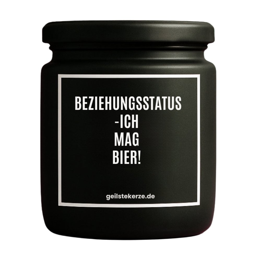 Duftkerze mit Spruch von geilstekerze ist der neue Geschenketrend. Diese witzige Kerze Vegane Bio-Kerze mit Spruch – BEZIEHUNGSSTATUS -ICH MAG BIER! brennt mega lange sagenhafte 80 Stunde, hochwertige ätherische Öle schaffen beste Duftverteilung. Mit 1400 lustigen Sprüchen perfekt zum Verschenken. Handgemacht in Deutschland von geilstekerze.de -Die beste Duftkerze die du kaufen kannst.