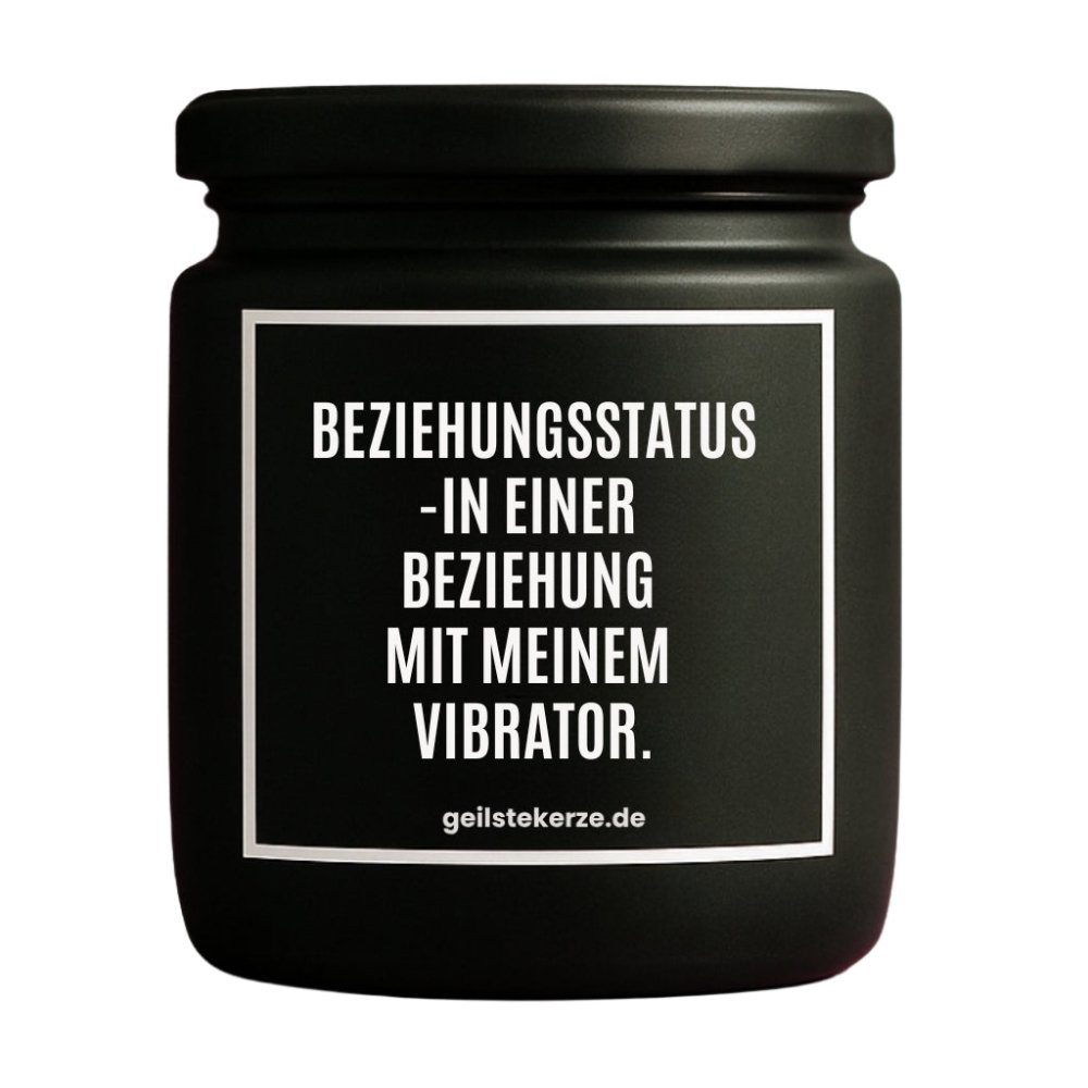 Duftkerze mit Spruch von geilstekerze ist der neue Geschenketrend. Diese witzige Kerze Vegane Bio-Kerze mit Spruch – BEZIEHUNGSSTATUS -IN EINER BEZIEHUNG MIT MEINEM VIBRATOR brennt mega lange sagenhafte 80 Stunde, hochwertige ätherische Öle schaffen beste Duftverteilung. Mit 1400 lustigen Sprüchen perfekt zum Verschenken. Handgemacht in Deutschland von geilstekerze.de -Die beste Duftkerze die du kaufen kannst.