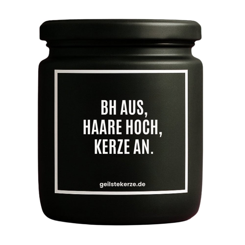 Duftkerze mit Spruch von geilstekerze ist der neue Geschenketrend. Diese witzige Kerze Vegane Bio-Kerze mit Spruch – BH AUS, HAARE HOCH, KERZE AN. brennt mega lange sagenhafte 80 Stunde, hochwertige ätherische Öle schaffen beste Duftverteilung. Mit 1400 lustigen Sprüchen perfekt zum Verschenken. Handgemacht in Deutschland von geilstekerze.de -Die beste Duftkerze die du kaufen kannst.