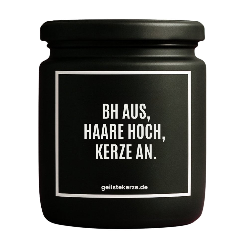 Duftkerze mit Spruch von geilstekerze ist der neue Geschenketrend. Diese witzige Kerze Vegane Bio-Kerze mit Spruch – BH AUS, HAARE HOCH, KERZE AN. brennt mega lange sagenhafte 80 Stunde, hochwertige ätherische Öle schaffen beste Duftverteilung. Mit 1400 lustigen Sprüchen perfekt zum Verschenken. Handgemacht in Deutschland von geilstekerze.de -Die beste Duftkerze die du kaufen kannst.