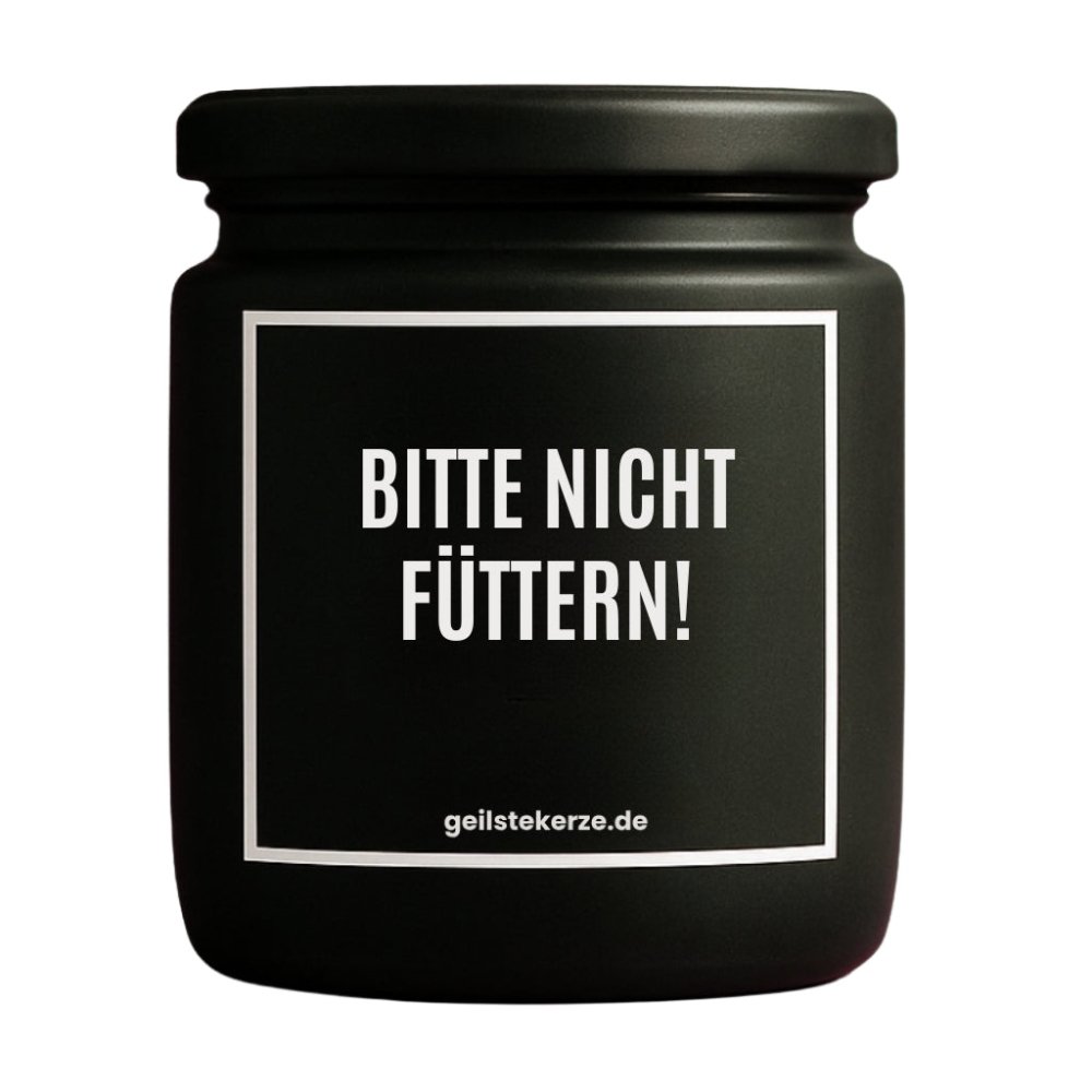 Duftkerze mit Spruch von geilstekerze ist der neue Geschenketrend. Diese witzige Kerze Vegane Bio-Kerze mit Spruch – BITTE NICHT FÜTTERN! brennt mega lange sagenhafte 80 Stunde, hochwertige ätherische Öle schaffen beste Duftverteilung. Mit 1400 lustigen Sprüchen perfekt zum Verschenken. Handgemacht in Deutschland von geilstekerze.de -Die beste Duftkerze die du kaufen kannst.