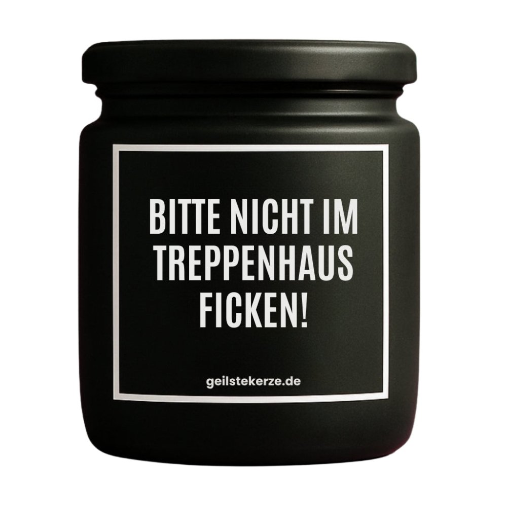 Duftkerze mit Spruch von geilstekerze ist der neue Geschenketrend. Diese witzige Kerze Vegane Bio-Kerze mit Spruch – BITTE NICHT IM TREPPENHAUS FICKEN! brennt mega lange sagenhafte 80 Stunde, hochwertige ätherische Öle schaffen beste Duftverteilung. Mit 1400 lustigen Sprüchen perfekt zum Verschenken. Handgemacht in Deutschland von geilstekerze.de -Die beste Duftkerze die du kaufen kannst.