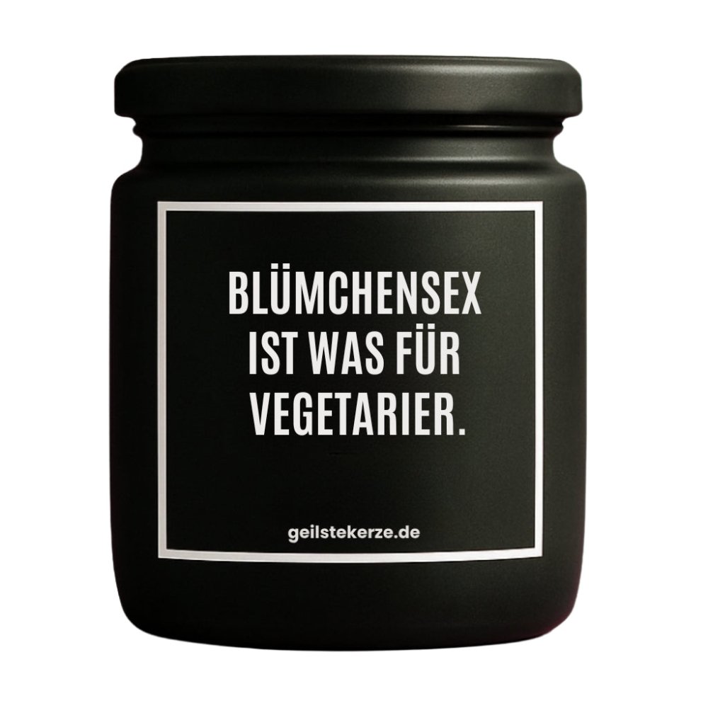 Duftkerze mit Spruch von geilstekerze ist der neue Geschenketrend. Diese witzige Kerze Vegane Bio-Kerze mit Spruch – BLÜMCHENSEX IST WAS FÜR VEGETARIER. brennt mega lange sagenhafte 80 Stunde, hochwertige ätherische Öle schaffen beste Duftverteilung. Mit 1400 lustigen Sprüchen perfekt zum Verschenken. Handgemacht in Deutschland von geilstekerze.de -Die beste Duftkerze die du kaufen kannst.