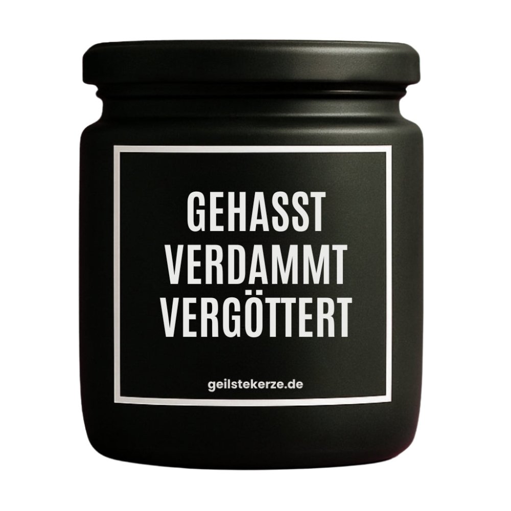 Duftkerze mit Spruch von geilstekerze ist der neue Geschenketrend. Diese witzige Kerze Vegane Bio-Kerze mit Spruch – BO! GEHASST VERDAMMT VERGÖTTERT brennt mega lange sagenhafte 80 Stunde, hochwertige ätherische Öle schaffen beste Duftverteilung. Mit 1400 lustigen Sprüchen perfekt zum Verschenken. Handgemacht in Deutschland von geilstekerze.de -Die beste Duftkerze die du kaufen kannst.