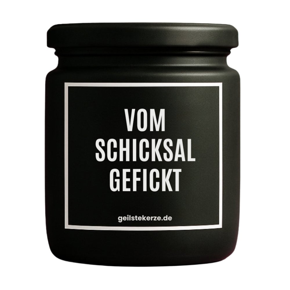 Duftkerze mit Spruch von geilstekerze ist der neue Geschenketrend. Diese witzige Kerze Vegane Bio-Kerze mit Spruch – BO! VOM SCHICKSAL GEFICKT brennt mega lange sagenhafte 80 Stunde, hochwertige ätherische Öle schaffen beste Duftverteilung. Mit 1400 lustigen Sprüchen perfekt zum Verschenken. Handgemacht in Deutschland von geilstekerze.de -Die beste Duftkerze die du kaufen kannst.