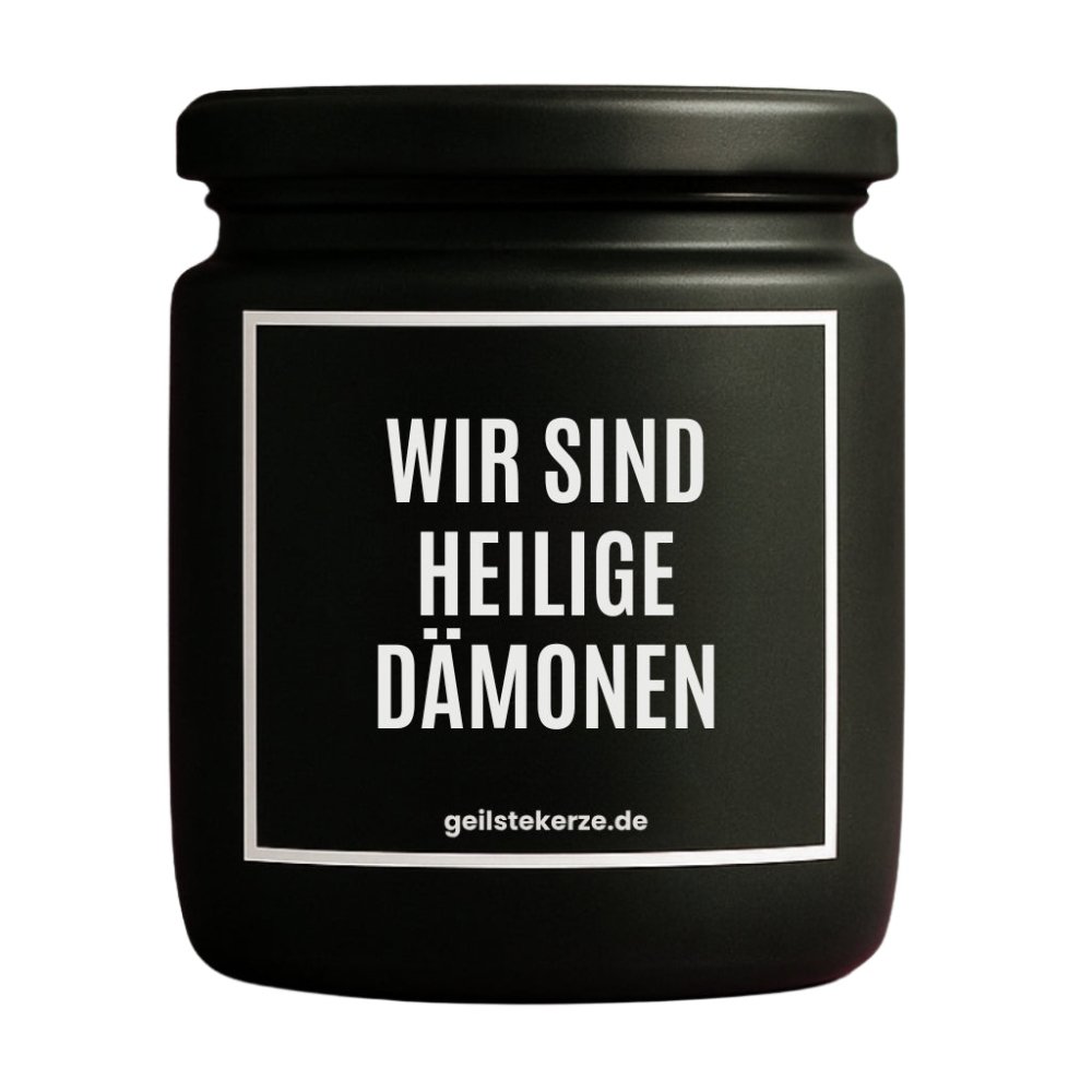 Duftkerze mit Spruch von geilstekerze ist der neue Geschenketrend. Diese witzige Kerze Vegane Bio-Kerze mit Spruch – BO! WIR SIND HEILIGE DÄMONEN brennt mega lange sagenhafte 80 Stunde, hochwertige ätherische Öle schaffen beste Duftverteilung. Mit 1400 lustigen Sprüchen perfekt zum Verschenken. Handgemacht in Deutschland von geilstekerze.de -Die beste Duftkerze die du kaufen kannst.