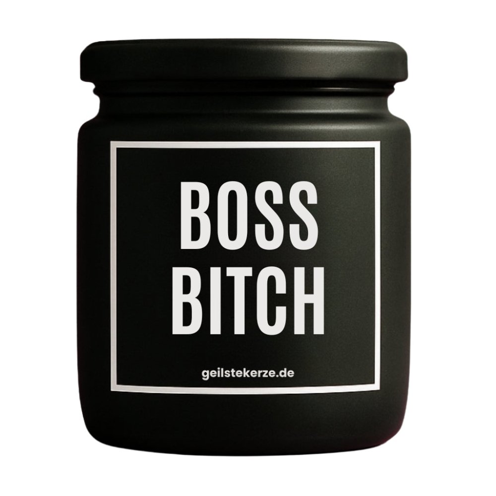 Duftkerze mit Spruch von geilstekerze ist der neue Geschenketrend. Diese witzige Kerze Vegane Bio-Kerze mit Spruch – BOSS BITCH brennt mega lange sagenhafte 80 Stunde, hochwertige ätherische Öle schaffen beste Duftverteilung. Mit 1400 lustigen Sprüchen perfekt zum Verschenken. Handgemacht in Deutschland von geilstekerze.de -Die beste Duftkerze die du kaufen kannst.