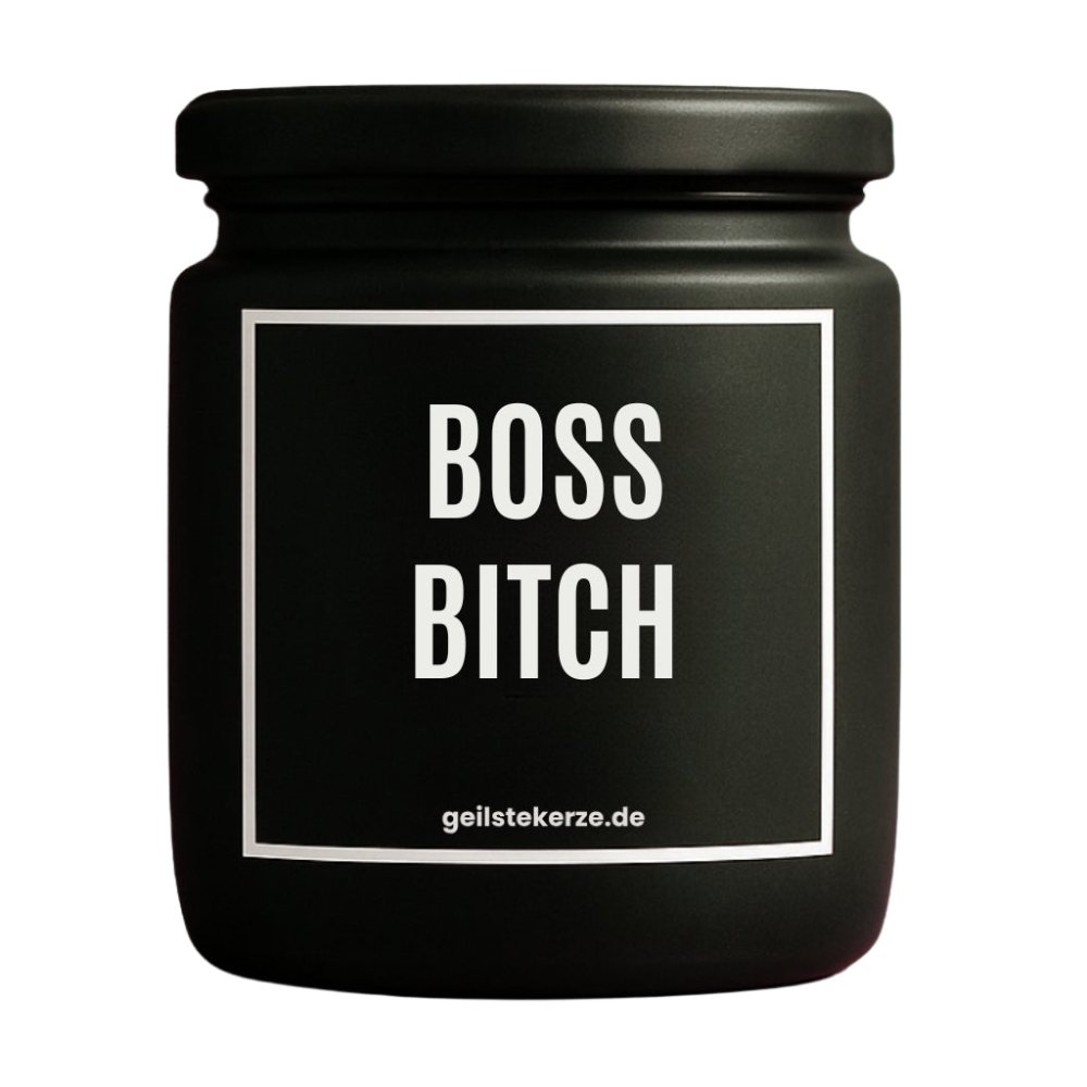 Duftkerze mit Spruch von geilstekerze ist der neue Geschenketrend. Diese witzige Kerze Vegane Bio-Kerze mit Spruch – BOSS BITCH brennt mega lange sagenhafte 80 Stunde, hochwertige ätherische Öle schaffen beste Duftverteilung. Mit 1400 lustigen Sprüchen perfekt zum Verschenken. Handgemacht in Deutschland von geilstekerze.de -Die beste Duftkerze die du kaufen kannst.