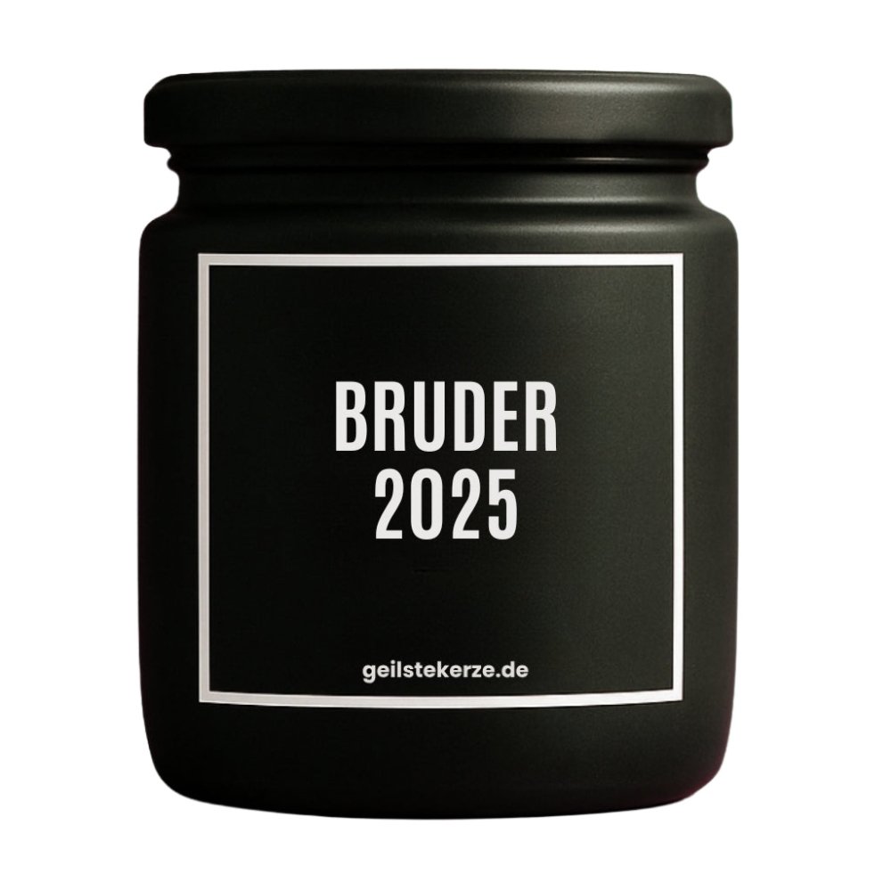 Duftkerze mit Spruch von geilstekerze ist der neue Geschenketrend. Diese witzige Kerze Vegane Bio-Kerze mit Spruch – BRUDER 2025 brennt mega lange sagenhafte 80 Stunde, hochwertige ätherische Öle schaffen beste Duftverteilung. Mit 1400 lustigen Sprüchen perfekt zum Verschenken. Handgemacht in Deutschland von geilstekerze.de -Die beste Duftkerze die du kaufen kannst.