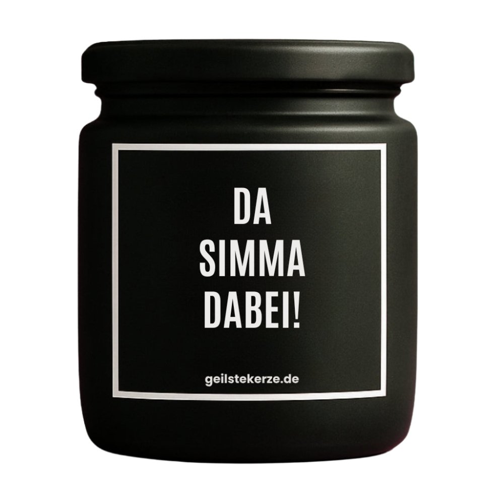 Duftkerze mit Spruch von geilstekerze ist der neue Geschenketrend. Diese witzige Kerze Vegane Bio-Kerze mit Spruch – DA SIMMA DABEI! brennt mega lange sagenhafte 80 Stunde, hochwertige ätherische Öle schaffen beste Duftverteilung. Mit 1400 lustigen Sprüchen perfekt zum Verschenken. Handgemacht in Deutschland von geilstekerze.de -Die beste Duftkerze die du kaufen kannst.
