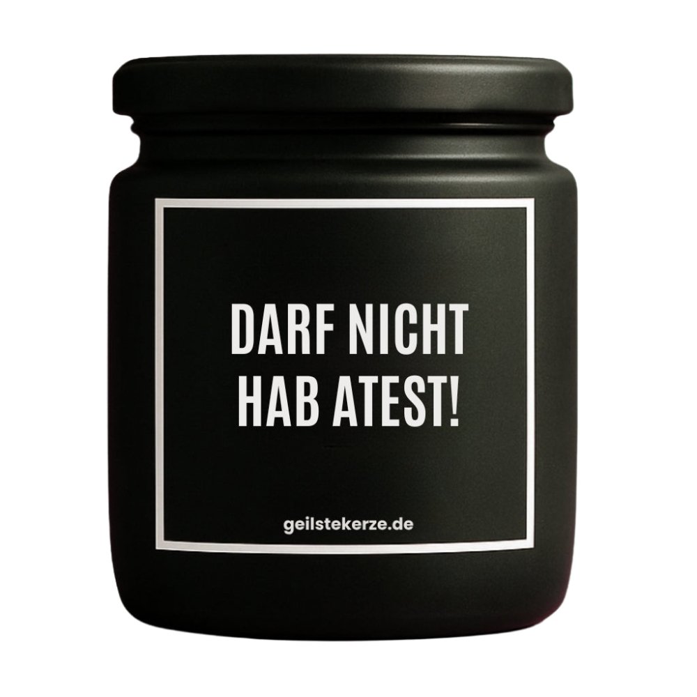 Duftkerze mit Spruch von geilstekerze ist der neue Geschenketrend. Diese witzige Kerze Vegane Bio-Kerze mit Spruch – DARF NICHT HAB ATEST! brennt mega lange sagenhafte 80 Stunde, hochwertige ätherische Öle schaffen beste Duftverteilung. Mit 1400 lustigen Sprüchen perfekt zum Verschenken. Handgemacht in Deutschland von geilstekerze.de -Die beste Duftkerze die du kaufen kannst.