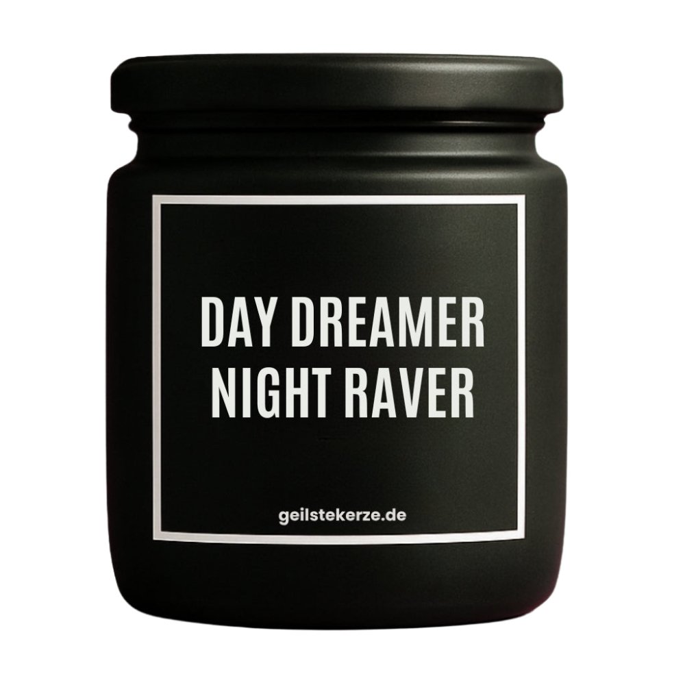 Duftkerze mit Spruch von geilstekerze ist der neue Geschenketrend. Diese witzige Kerze Vegane Bio-Kerze mit Spruch – DAY DREAMER NIGHT RAVER brennt mega lange sagenhafte 80 Stunde, hochwertige ätherische Öle schaffen beste Duftverteilung. Mit 1400 lustigen Sprüchen perfekt zum Verschenken. Handgemacht in Deutschland von geilstekerze.de -Die beste Duftkerze die du kaufen kannst.