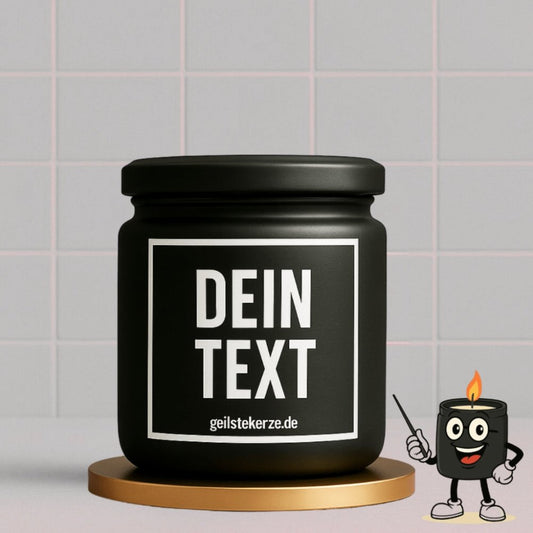 Duftkerze mit Spruch von geilstekerze ist der neue Geschenketrend. Diese witzige Kerze Vegane Bio-Kerze mit Spruch – DEIN TEXT personalisiere deine geilstekerze brennt mega lange sagenhafte 80 Stunde, hochwertige ätherische Öle schaffen beste Duftverteilung. Mit 1400 lustigen Sprüchen perfekt zum Verschenken. Handgemacht in Deutschland von geilstekerze.de -Die beste Duftkerze die du kaufen kannst.
