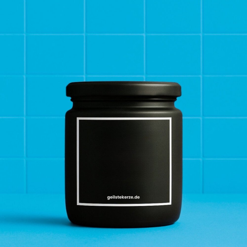 Duftkerze mit Spruch von geilstekerze ist der neue Geschenketrend. Diese witzige Kerze Vegane Bio-Kerze mit Spruch – DEIN TEXT personalisiere deine geilstekerze brennt mega lange sagenhafte 80 Stunde, hochwertige ätherische Öle schaffen beste Duftverteilung. Mit 1400 lustigen Sprüchen perfekt zum Verschenken. Handgemacht in Deutschland von geilstekerze.de -Die beste Duftkerze die du kaufen kannst.