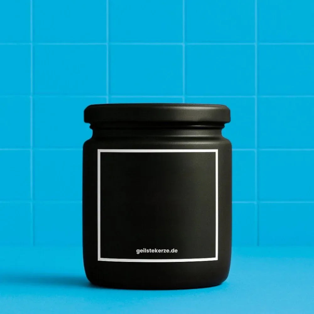 Duftkerze mit Spruch von geilstekerze ist der neue Geschenketrend. Diese witzige Kerze Vegane Bio-Kerze mit Spruch – DEIN TEXT personalisiere deine geilstekerze brennt mega lange sagenhafte 80 Stunde, hochwertige ätherische Öle schaffen beste Duftverteilung. Mit 1400 lustigen Sprüchen perfekt zum Verschenken. Handgemacht in Deutschland von geilstekerze.de -Die beste Duftkerze die du kaufen kannst.