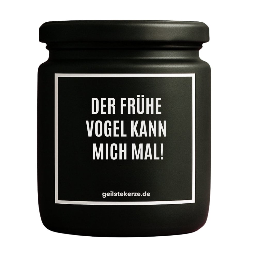 Duftkerze mit Spruch von geilstekerze ist der neue Geschenketrend. Diese witzige Kerze Vegane Bio-Kerze mit Spruch – DER FRÜHE VOGEL KANN MICH MAL brennt mega lange sagenhafte 80 Stunde, hochwertige ätherische Öle schaffen beste Duftverteilung. Mit 1400 lustigen Sprüchen perfekt zum Verschenken. Handgemacht in Deutschland von geilstekerze.de -Die beste Duftkerze die du kaufen kannst.