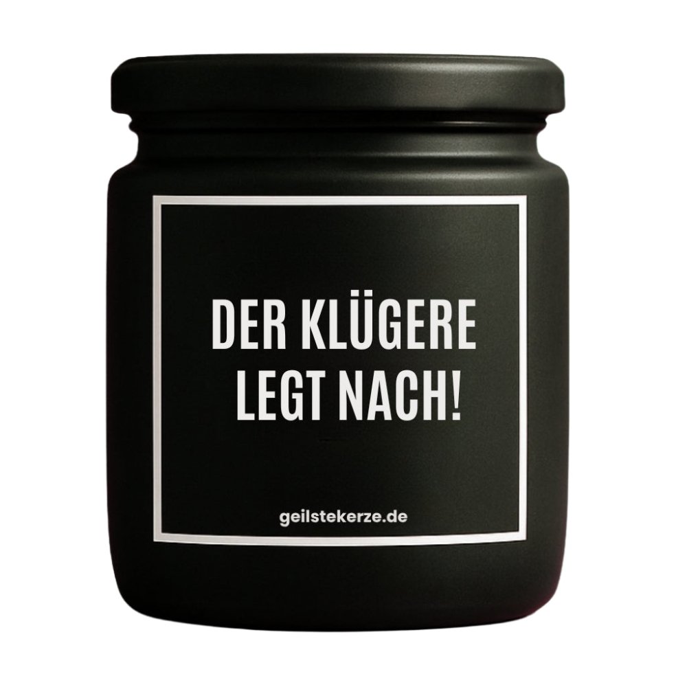Duftkerze mit Spruch von geilstekerze ist der neue Geschenketrend. Diese witzige Kerze Vegane Bio-Kerze mit Spruch – DER KLÜGERE LEGT NACH brennt mega lange sagenhafte 80 Stunde, hochwertige ätherische Öle schaffen beste Duftverteilung. Mit 1400 lustigen Sprüchen perfekt zum Verschenken. Handgemacht in Deutschland von geilstekerze.de -Die beste Duftkerze die du kaufen kannst.