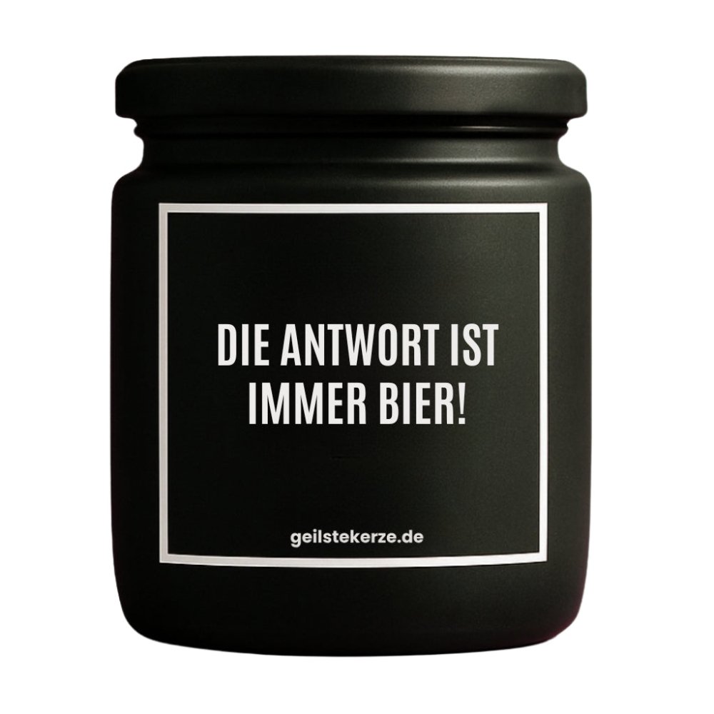 Duftkerze mit Spruch von geilstekerze ist der neue Geschenketrend. Diese witzige Kerze Vegane Bio-Kerze mit Spruch – DIE ANTWORT IST IMMER BIER! brennt mega lange sagenhafte 80 Stunde, hochwertige ätherische Öle schaffen beste Duftverteilung. Mit 1400 lustigen Sprüchen perfekt zum Verschenken. Handgemacht in Deutschland von geilstekerze.de -Die beste Duftkerze die du kaufen kannst.