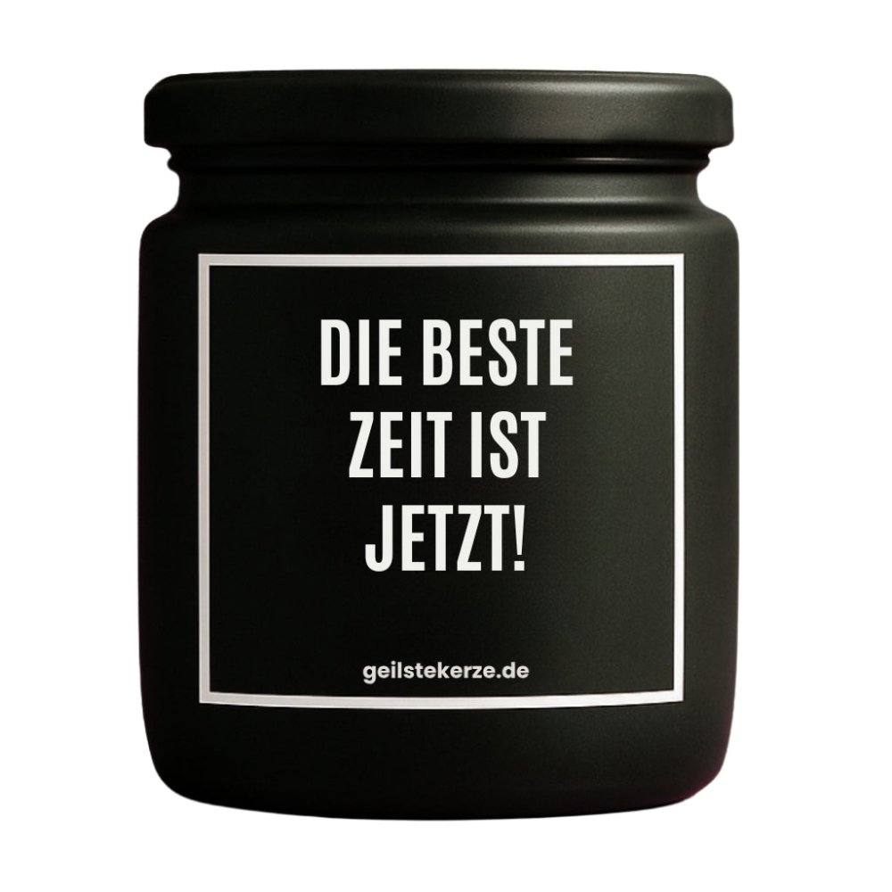 Duftkerze mit Spruch von geilstekerze ist der neue Geschenketrend. Diese witzige Kerze Vegane Bio-Kerze mit Spruch – DIE BESTE ZEIT IST JETZT! brennt mega lange sagenhafte 80 Stunde, hochwertige ätherische Öle schaffen beste Duftverteilung. Mit 1400 lustigen Sprüchen perfekt zum Verschenken. Handgemacht in Deutschland von geilstekerze.de -Die beste Duftkerze die du kaufen kannst.