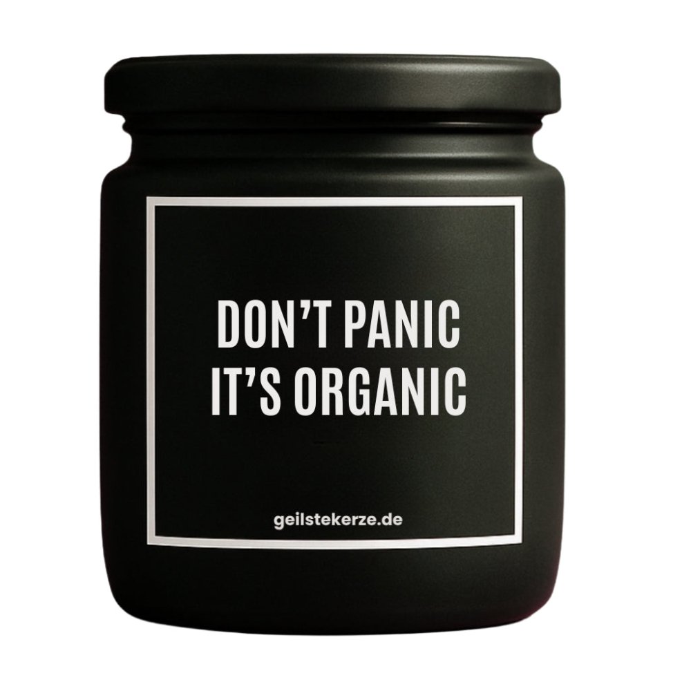 Duftkerze mit Spruch von geilstekerze ist der neue Geschenketrend. Diese witzige Kerze Vegane Bio-Kerze mit Spruch – DON‘T PANIC IT‘S ORGANIC brennt mega lange sagenhafte 80 Stunde, hochwertige ätherische Öle schaffen beste Duftverteilung. Mit 1400 lustigen Sprüchen perfekt zum Verschenken. Handgemacht in Deutschland von geilstekerze.de -Die beste Duftkerze die du kaufen kannst.