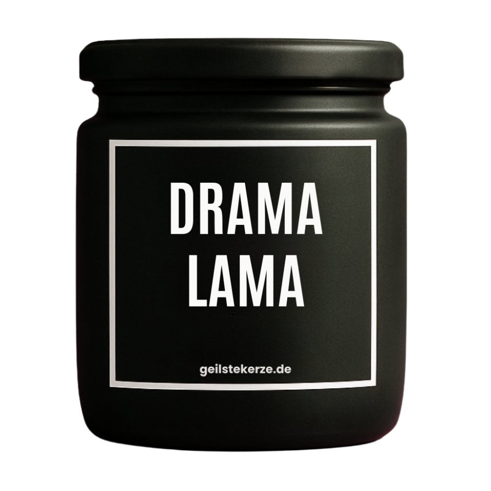 Duftkerze mit Spruch von geilstekerze ist der neue Geschenketrend. Diese witzige Kerze Vegane Bio-Kerze mit Spruch – DRAMA LAMA brennt mega lange sagenhafte 80 Stunde, hochwertige ätherische Öle schaffen beste Duftverteilung. Mit 1400 lustigen Sprüchen perfekt zum Verschenken. Handgemacht in Deutschland von geilstekerze.de -Die beste Duftkerze die du kaufen kannst.