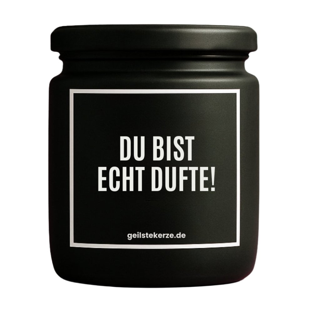 Duftkerze mit Spruch von geilstekerze ist der neue Geschenketrend. Diese witzige Kerze Vegane Bio-Kerze mit Spruch – DU BIST ECHT DUFTE! brennt mega lange sagenhafte 80 Stunde, hochwertige ätherische Öle schaffen beste Duftverteilung. Mit 1400 lustigen Sprüchen perfekt zum Verschenken. Handgemacht in Deutschland von geilstekerze.de -Die beste Duftkerze die du kaufen kannst.