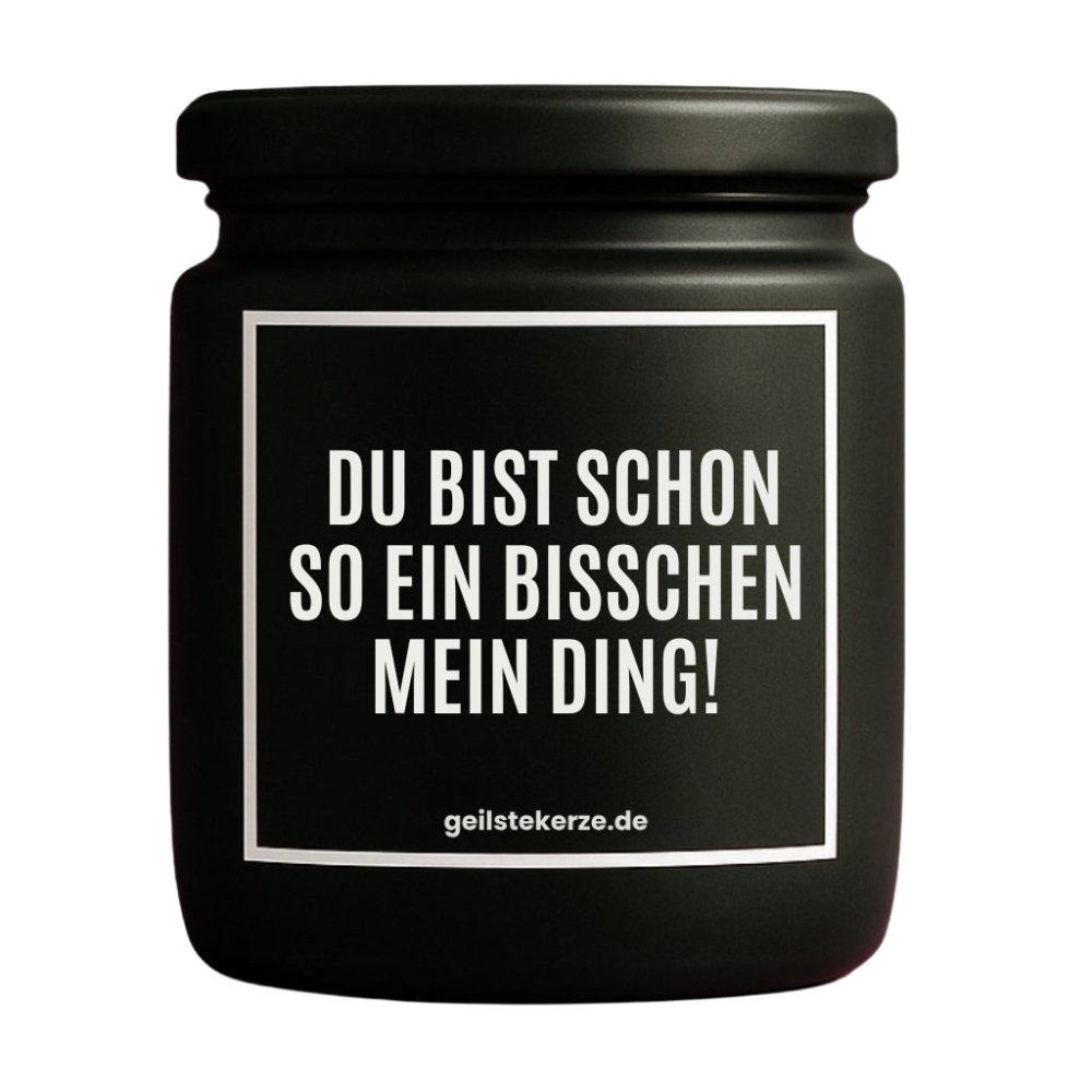 Duftkerze mit Spruch von geilstekerze ist der neue Geschenketrend. Diese witzige Kerze Vegane Bio-Kerze mit Spruch – DU BIST SCHON SO EIN BISSCHEN MEIN DING! brennt mega lange sagenhafte 80 Stunde, hochwertige ätherische Öle schaffen beste Duftverteilung. Mit 1400 lustigen Sprüchen perfekt zum Verschenken. Handgemacht in Deutschland von geilstekerze.de -Die beste Duftkerze die du kaufen kannst.