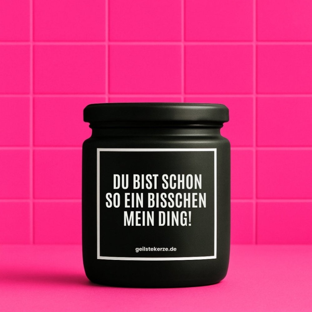 Duftkerze mit Spruch von geilstekerze ist der neue Geschenketrend. Diese witzige Kerze Vegane Bio-Kerze mit Spruch – DU BIST SCHON SO EIN BISSCHEN MEIN DING! brennt mega lange sagenhafte 80 Stunde, hochwertige ätherische Öle schaffen beste Duftverteilung. Mit 1400 lustigen Sprüchen perfekt zum Verschenken. Handgemacht in Deutschland von geilstekerze.de -Die beste Duftkerze die du kaufen kannst.