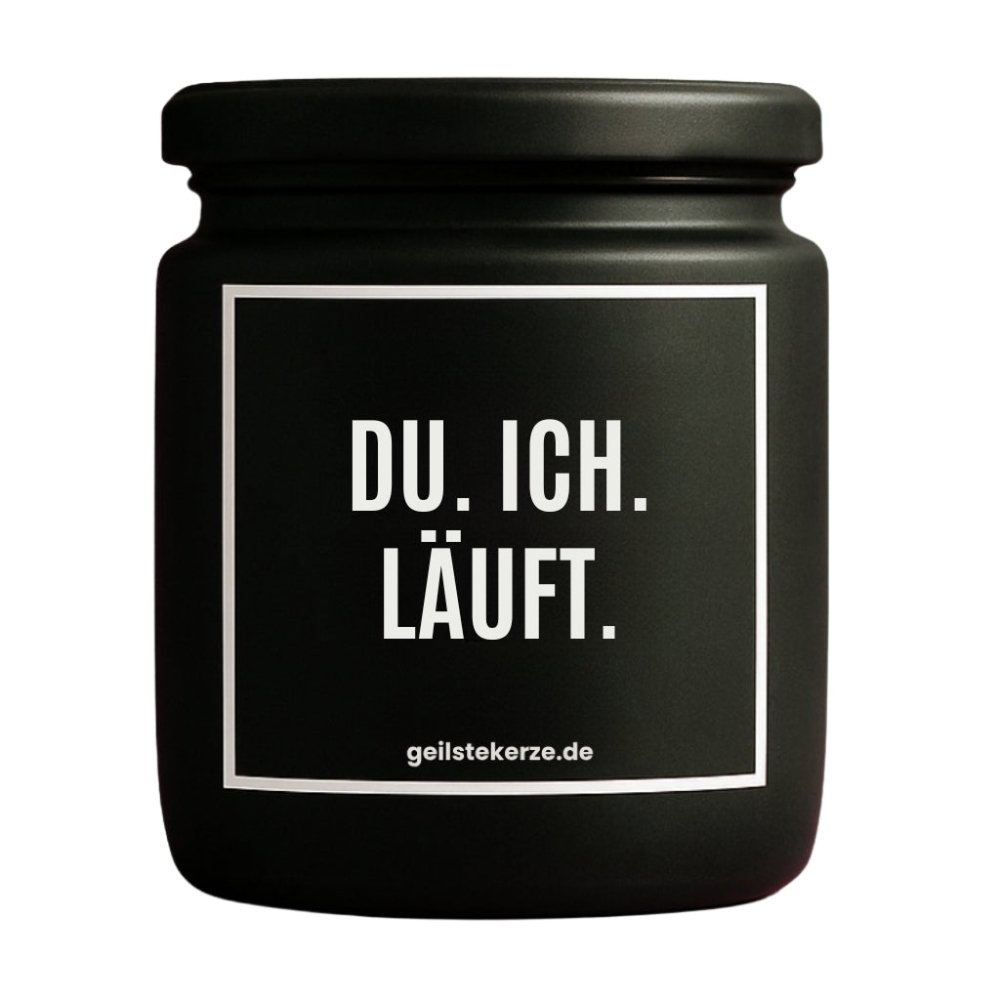 Duftkerze mit Spruch von geilstekerze ist der neue Geschenketrend. Diese witzige Kerze Vegane Bio-Kerze mit Spruch – DU. ICH. LÄUFT brennt mega lange sagenhafte 80 Stunde, hochwertige ätherische Öle schaffen beste Duftverteilung. Mit 1400 lustigen Sprüchen perfekt zum Verschenken. Handgemacht in Deutschland von geilstekerze.de -Die beste Duftkerze die du kaufen kannst.