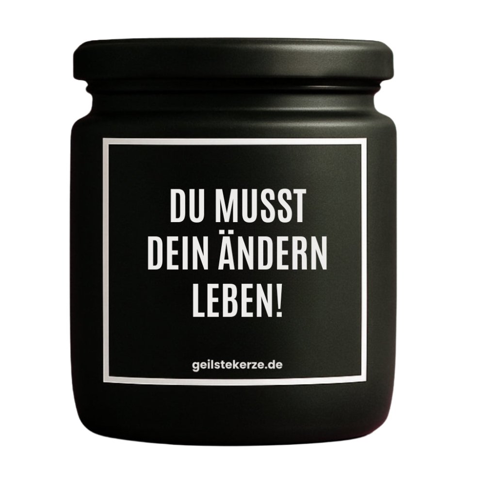 Duftkerze mit Spruch von geilstekerze ist der neue Geschenketrend. Diese witzige Kerze Vegane Bio-Kerze mit Spruch – DU MUSST DEIN ÄNDERN LEBEN! brennt mega lange sagenhafte 80 Stunde, hochwertige ätherische Öle schaffen beste Duftverteilung. Mit 1400 lustigen Sprüchen perfekt zum Verschenken. Handgemacht in Deutschland von geilstekerze.de -Die beste Duftkerze die du kaufen kannst.