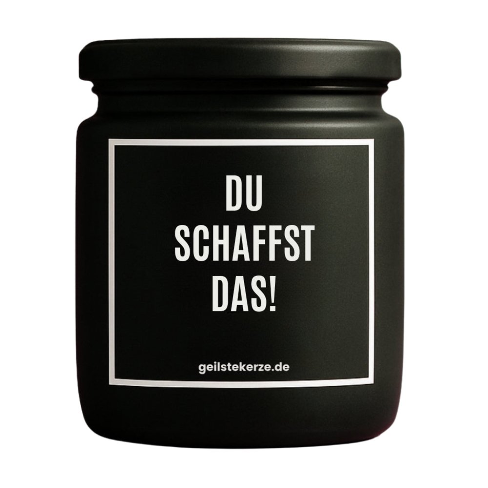 Duftkerze mit Spruch von geilstekerze ist der neue Geschenketrend. Diese witzige Kerze Vegane Bio-Kerze mit Spruch – DU SCHAFFST DAS brennt mega lange sagenhafte 80 Stunde, hochwertige ätherische Öle schaffen beste Duftverteilung. Mit 1400 lustigen Sprüchen perfekt zum Verschenken. Handgemacht in Deutschland von geilstekerze.de -Die beste Duftkerze die du kaufen kannst.