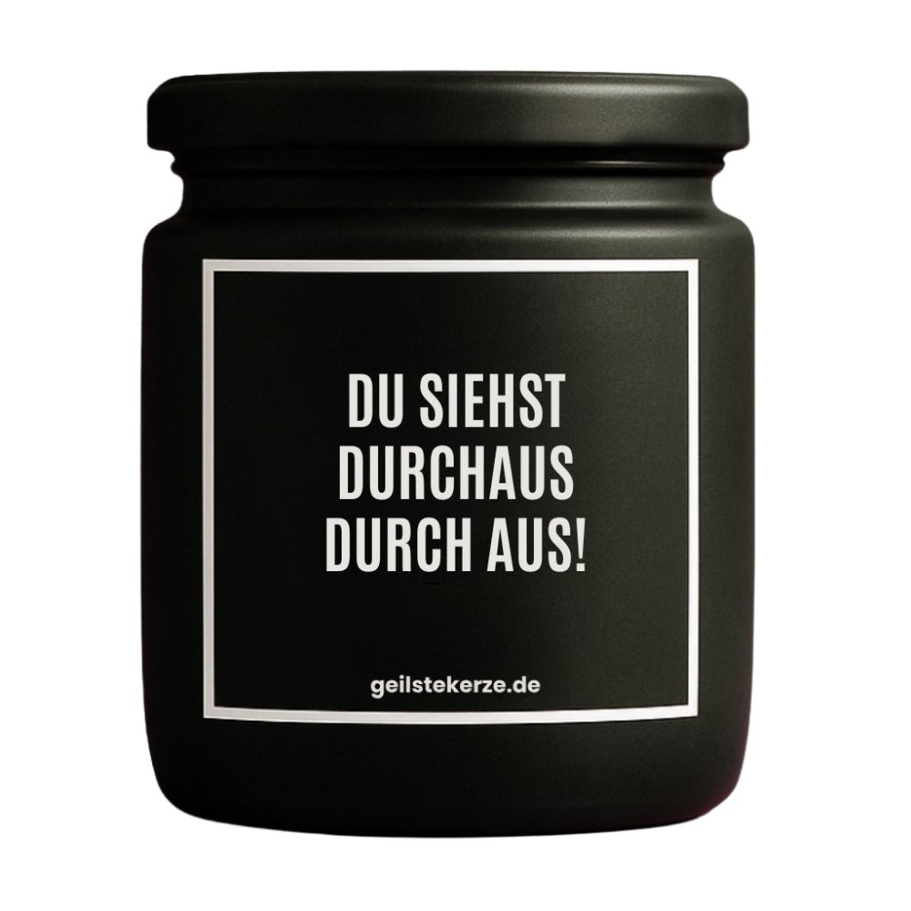 Duftkerze mit Spruch von geilstekerze ist der neue Geschenketrend. Diese witzige Kerze Vegane Bio-Kerze mit Spruch – DU SIEHST DURCHAUS DURCH AUS! brennt mega lange sagenhafte 80 Stunde, hochwertige ätherische Öle schaffen beste Duftverteilung. Mit 1400 lustigen Sprüchen perfekt zum Verschenken. Handgemacht in Deutschland von geilstekerze.de -Die beste Duftkerze die du kaufen kannst.