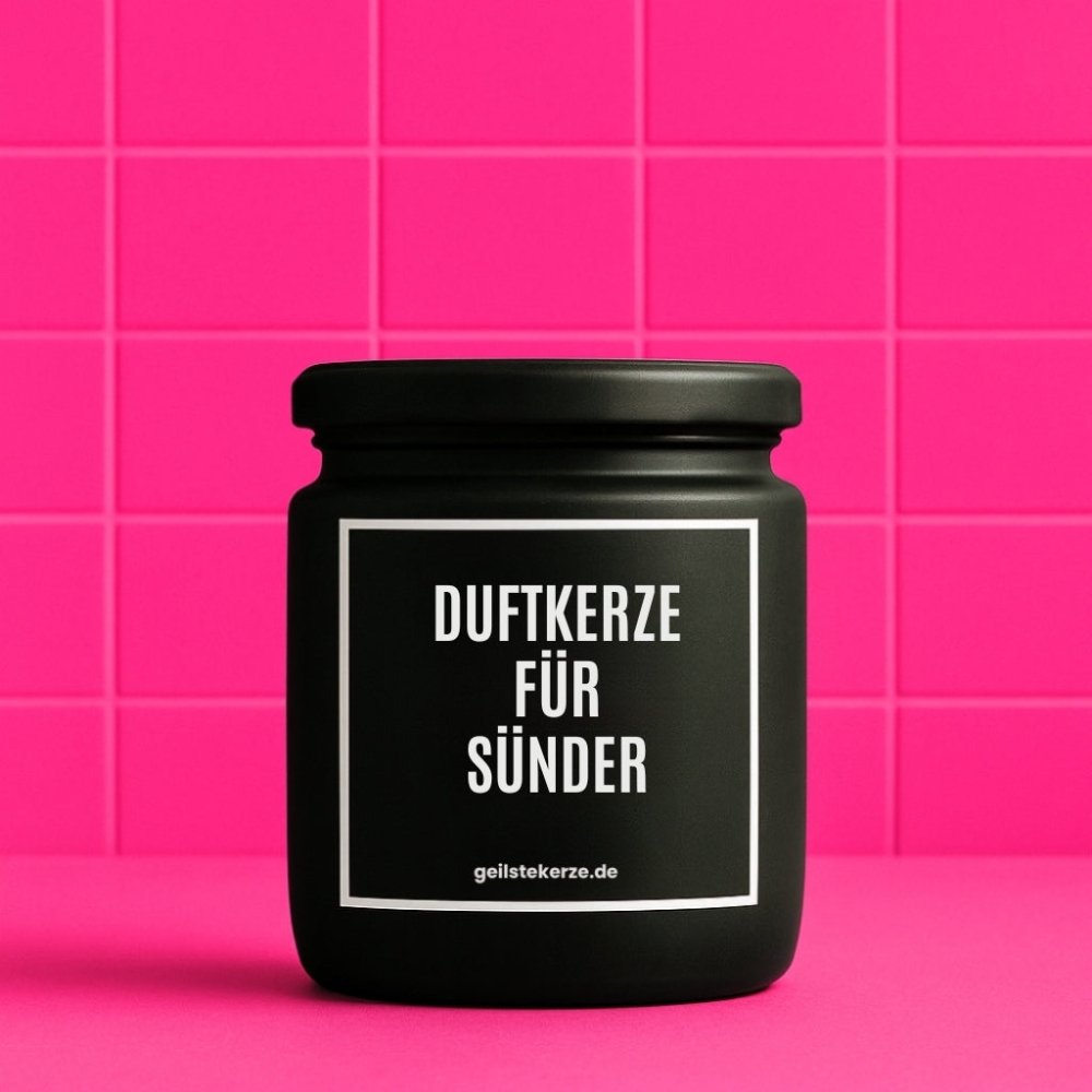 Duftkerze mit Spruch von geilstekerze ist der neue Geschenketrend. Diese witzige Kerze Vegane Bio-Kerze mit Spruch – DUFTKERZE FÜR SÜNDER brennt mega lange sagenhafte 80 Stunde, hochwertige ätherische Öle schaffen beste Duftverteilung. Mit 1400 lustigen Sprüchen perfekt zum Verschenken. Handgemacht in Deutschland von geilstekerze.de -Die beste Duftkerze die du kaufen kannst.