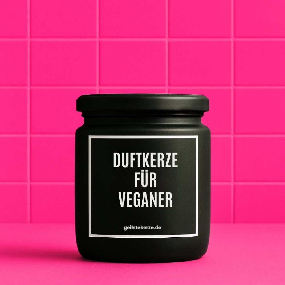 Duftkerze mit Spruch von geilstekerze ist der neue Geschenketrend. Diese witzige Kerze Vegane Bio-Kerze mit Spruch – DUFTKERZE FÜR VEGANER brennt mega lange sagenhafte 80 Stunde, hochwertige ätherische Öle schaffen beste Duftverteilung. Mit 1400 lustigen Sprüchen perfekt zum Verschenken. Handgemacht in Deutschland von geilstekerze.de -Die beste Duftkerze die du kaufen kannst.