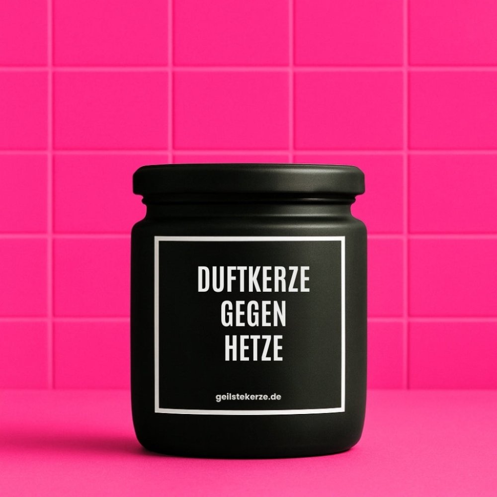 Duftkerze mit Spruch von geilstekerze ist der neue Geschenketrend. Diese witzige Kerze Vegane Bio-Kerze mit Spruch – DUFTKERZE GEGEN HETZE brennt mega lange sagenhafte 80 Stunde, hochwertige ätherische Öle schaffen beste Duftverteilung. Mit 1400 lustigen Sprüchen perfekt zum Verschenken. Handgemacht in Deutschland von geilstekerze.de -Die beste Duftkerze die du kaufen kannst.