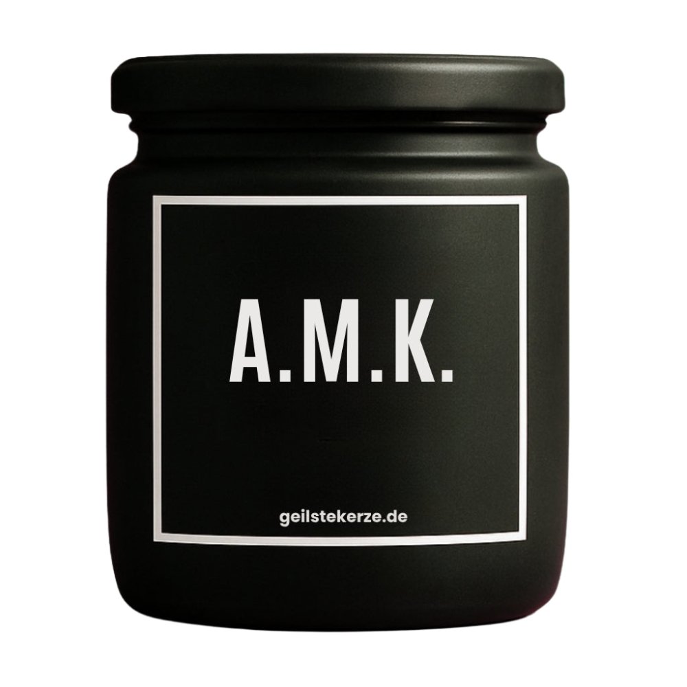 Duftkerze mit Spruch von geilstekerze ist der neue Geschenketrend. Diese witzige Kerze Vegane Bio-Kerze mit Spruch – Duftkerze I A.M.K. „Amina Koyim“ brennt mega lange sagenhafte 80 Stunde, hochwertige ätherische Öle schaffen beste Duftverteilung. Mit 1400 lustigen Sprüchen perfekt zum Verschenken. Handgemacht in Deutschland von geilstekerze.de -Die beste Duftkerze die du kaufen kannst.