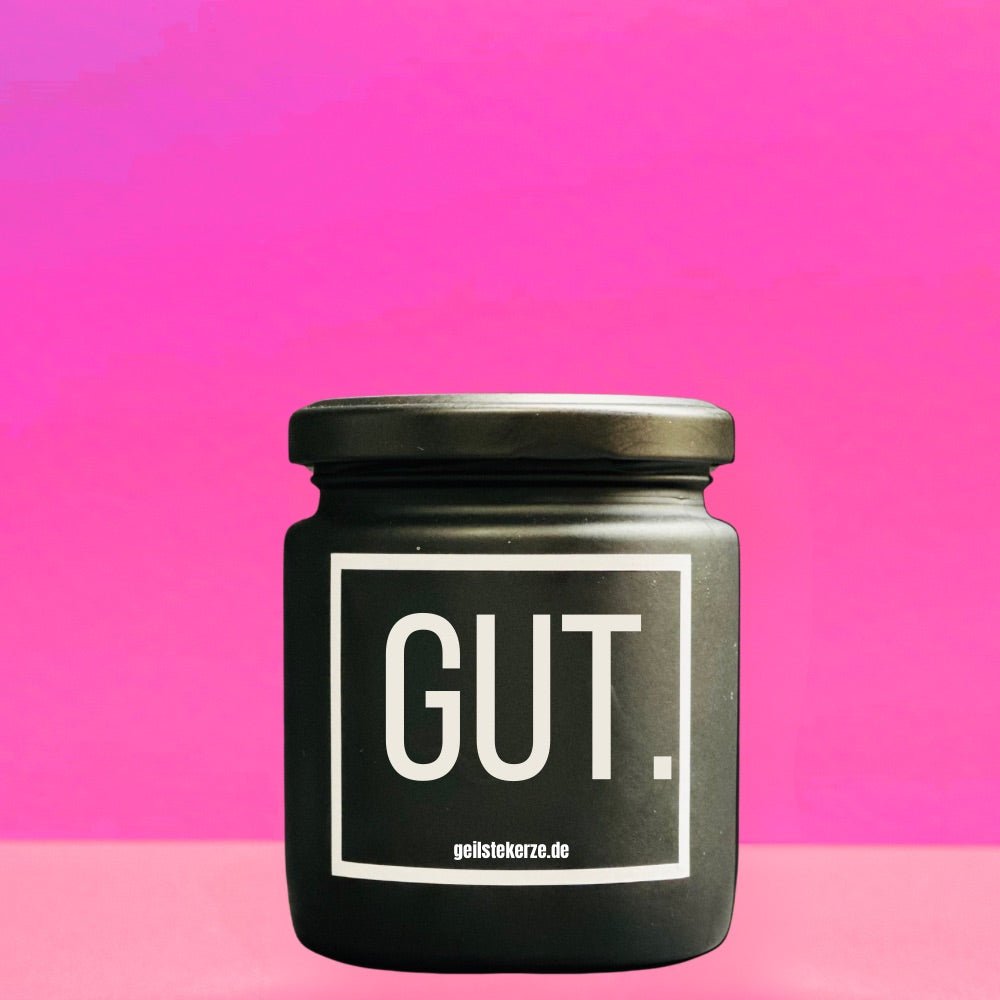 Duftkerze mit Spruch von geilstekerze ist der neue Geschenketrend. Diese witzige Kerze Vegane Bio-Kerze mit Spruch – Duftkerze I GUT brennt mega lange sagenhafte 80 Stunde, hochwertige ätherische Öle schaffen beste Duftverteilung. Mit 1400 lustigen Sprüchen perfekt zum Verschenken. Handgemacht in Deutschland von geilstekerze.de -Die beste Duftkerze die du kaufen kannst.