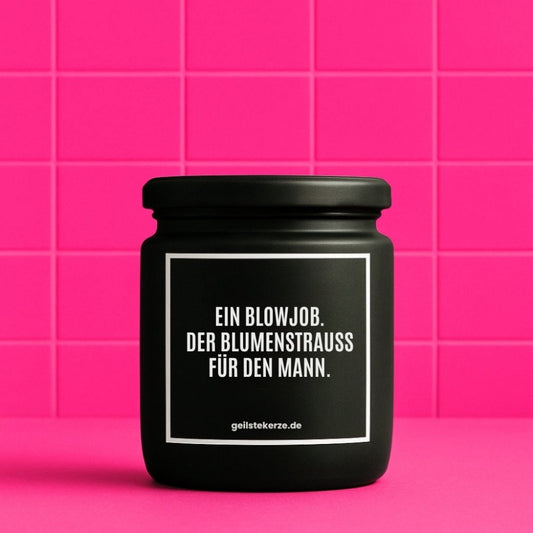 Duftkerze mit Spruch von geilstekerze ist der neue Geschenketrend. Diese witzige Kerze Vegane Bio-Kerze mit Spruch – EIN BLOWJOB. DER BLUMENSTRAUSS FÜR DEN MANN. brennt mega lange sagenhafte 80 Stunde, hochwertige ätherische Öle schaffen beste Duftverteilung. Mit 1400 lustigen Sprüchen perfekt zum Verschenken. Handgemacht in Deutschland von geilstekerze.de -Die beste Duftkerze die du kaufen kannst.