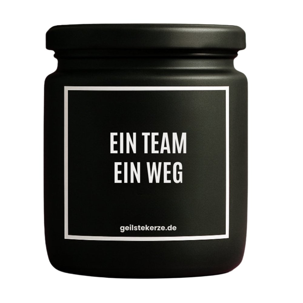 Duftkerze mit Spruch von geilstekerze ist der neue Geschenketrend. Diese witzige Kerze Vegane Bio-Kerze mit Spruch – EIN TEAM EIN WEG brennt mega lange sagenhafte 80 Stunde, hochwertige ätherische Öle schaffen beste Duftverteilung. Mit 1400 lustigen Sprüchen perfekt zum Verschenken. Handgemacht in Deutschland von geilstekerze.de -Die beste Duftkerze die du kaufen kannst.