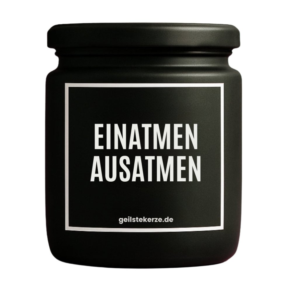 Duftkerze mit Spruch von geilstekerze ist der neue Geschenketrend. Diese witzige Kerze Vegane Bio-Kerze mit Spruch – EINATMEN AUSATMEN brennt mega lange sagenhafte 80 Stunde, hochwertige ätherische Öle schaffen beste Duftverteilung. Mit 1400 lustigen Sprüchen perfekt zum Verschenken. Handgemacht in Deutschland von geilstekerze.de -Die beste Duftkerze die du kaufen kannst.