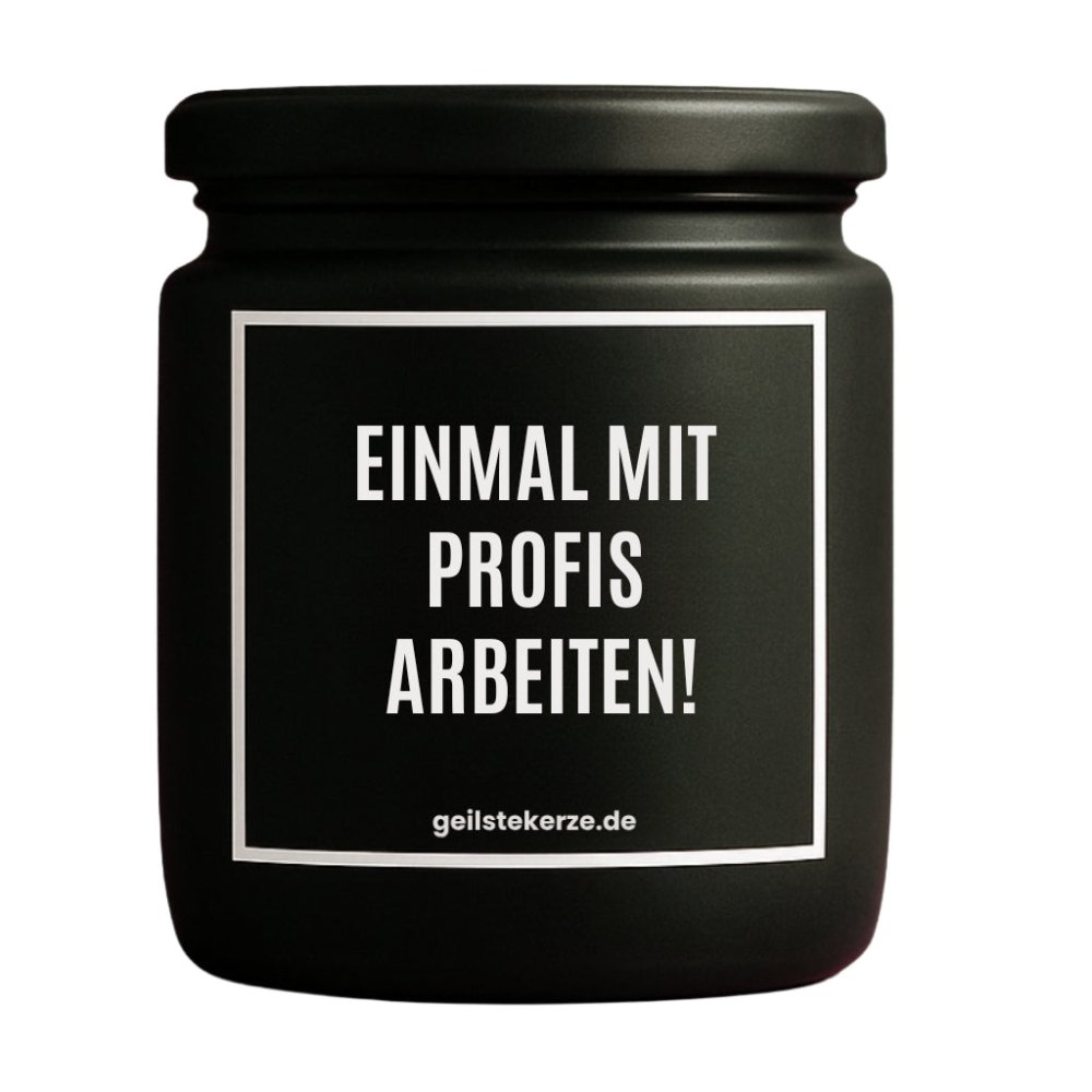 Duftkerze mit Spruch von geilstekerze ist der neue Geschenketrend. Diese witzige Kerze Vegane Bio-Kerze mit Spruch – EINMAL MIT PROFIS ARBEITEN brennt mega lange sagenhafte 80 Stunde, hochwertige ätherische Öle schaffen beste Duftverteilung. Mit 1400 lustigen Sprüchen perfekt zum Verschenken. Handgemacht in Deutschland von geilstekerze.de -Die beste Duftkerze die du kaufen kannst.